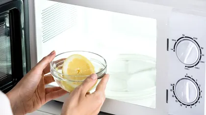 Trucul simplu pentru curățarea cuptorului cu microunde: ai nevoie doar de un singur fruct