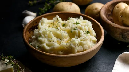 În ce să fierbi cartofii pentru un piure pufos şi gustos? Trucul bucătarilor cu experienţă