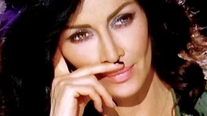 Primul lucru făcut de Mihaela Rădulescu la căpătâiul mamei sale. Gestul emoţionant i-a lăsat pe cei prezenţi fără cuvinte