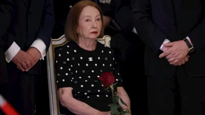 Obiectul colorat care a apărut pe mormântul Rodicăi Stănoiu, după ce a fost înmormântată a doua oară. A fost lăsat de o persoană dragă