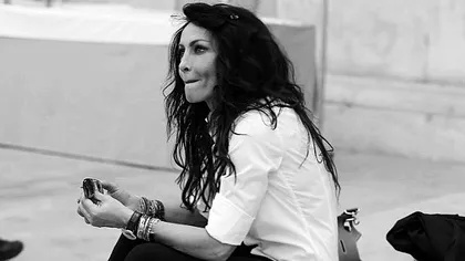 Mihaela Rădulescu şi-a condus mama pe ultimul drum. Vedeta, înconjurată de cei dragi în aceste momente grele