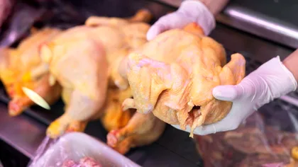 Alertă alimentară în România. Carne de pui retrasă din magazine după suspiciunea de contaminare cu Salmonella