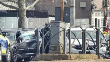 Carambol cu trei mașini în București. Un autoturism a ricoșat în gardul refugiului de tramvai și a lovit pietoni