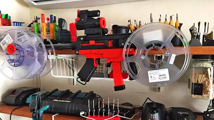 „Fabrica de arme” din apartament: acestea sunt primele arme printate 3D în România