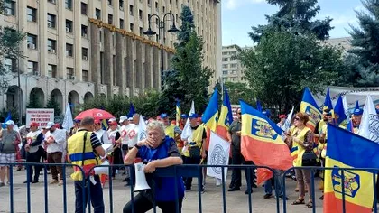 Sindicatele CFR, protest la Ministerul Transporturilor. Angajații amenință cu greva în plin sezon estival: „Avem salarii mizere”
