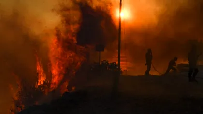 Misiune contracronometru a pompierilor români în Grecia. Val de incendii aproape de Atena FOTO