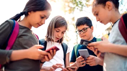Soluția găsită de o școală din Iași pentru interzicerea telefoanelor mobile în timpul orelor
