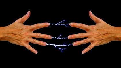 De ce simți șocuri electrice când atingi ceva sau pe cineva