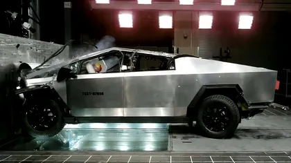 Cum dai 100.000 de dolari pe Tesla Cybertruck ca să ți-o repari singur cu scotch. Recomandarea oficială ca să nu-ți bată vântul prin mașină