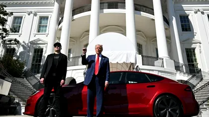 Trump iese să-și susțină prietenul Elon Musk, afectat de boicotul Tesla, și pozează cu vehiculele la Casa Albă într-o încercare disperată de a salva situația