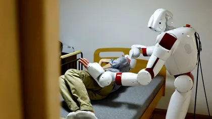 Roboții umanoizi inteligenți care spală, schimbă așternuturi și asistă bătrânii sunt soluția pentru oamenii în vârstă din Japonia