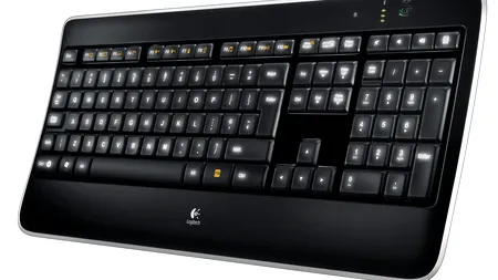 Logitech K800 straluceste si in noptile mioritice