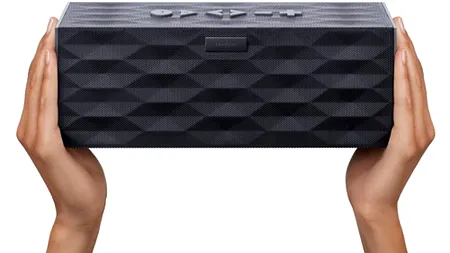 Jawbone imbratiseaza schimbarea dock-ului de iPhone printr-o campanie