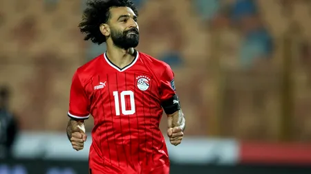 Imagini incredibile de la meciul Egiptului. Mohamed Salah, scos de militari de pe teren VIDEO