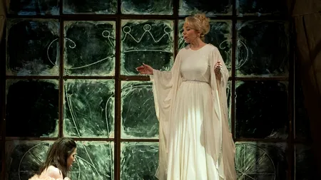 ”Fata cu numerele norocoase de la Loto”, dezvăluiri despre ce se petrece în spatele cortinei! Sylvie, despre muzică, teatru și televiziune: ”Scena e viaţă, viaţa e o scenă” EXCLUSIV