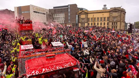 Incident grav la parada echipei Liverpool: un bărbat a intrat cu mașina în mulțimea de oameni