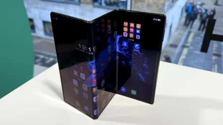 Samsung ar putea pregăti un telefon pliabil cu trei ecrane. Șansele ca modelul tri-fold să schimbe piața