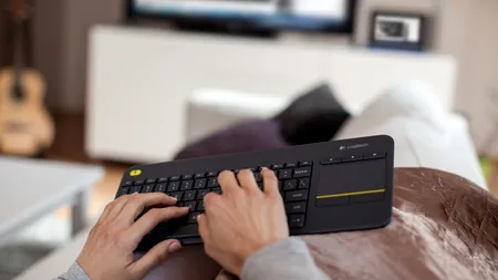 Logitech K400 Plus e o tastatură pentru sufrageria ta