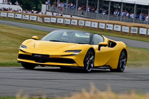 Ban la ban trage. Cristiano Ronaldo este miliardar, dar a primit de Crăciun cadouri de peste un milion de euro