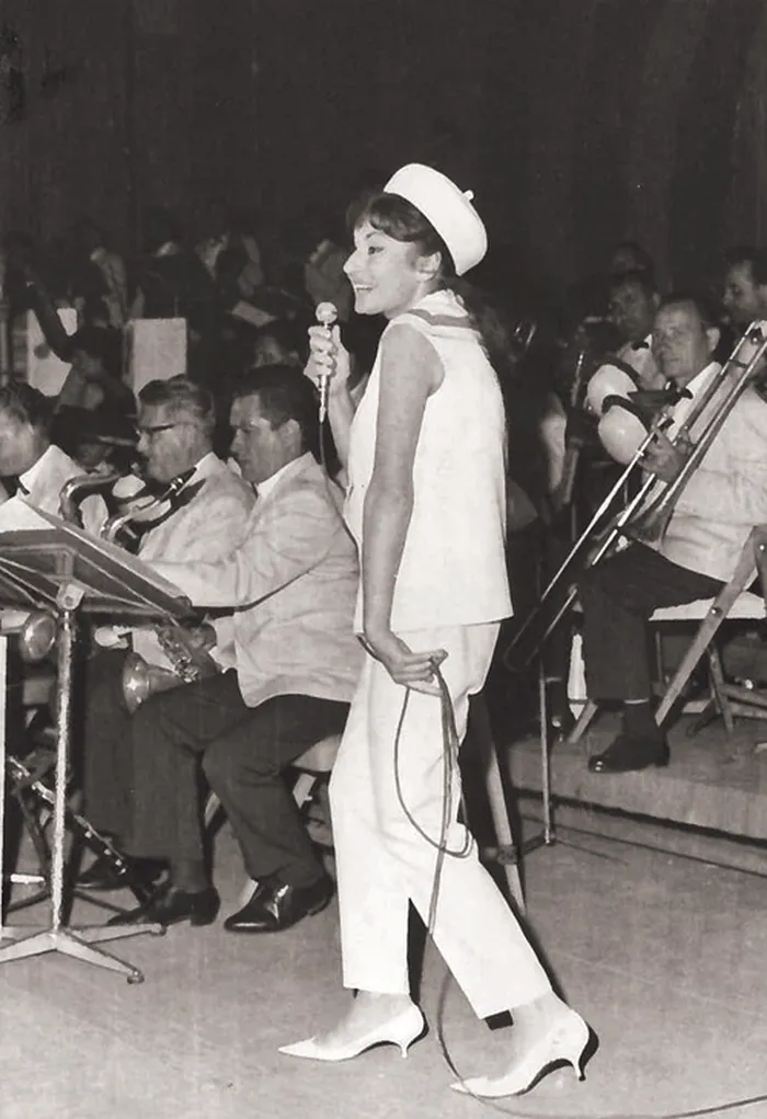 Ilinca Cerbacev, în timpul unui recital. Foto Teatrul de Revistă Constantin Tănase