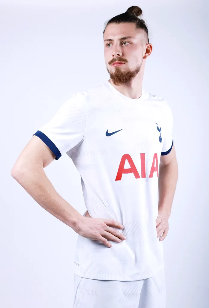 Câți bani a încasat Radu Drăgușin la semnătură, suma este uriașă. Are și bonus la fiecare meci. Datele contractului cu Tottenham
