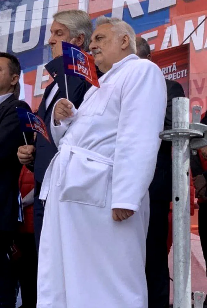 Deputatul PSD s-a urcat pe scenă în halat de baie