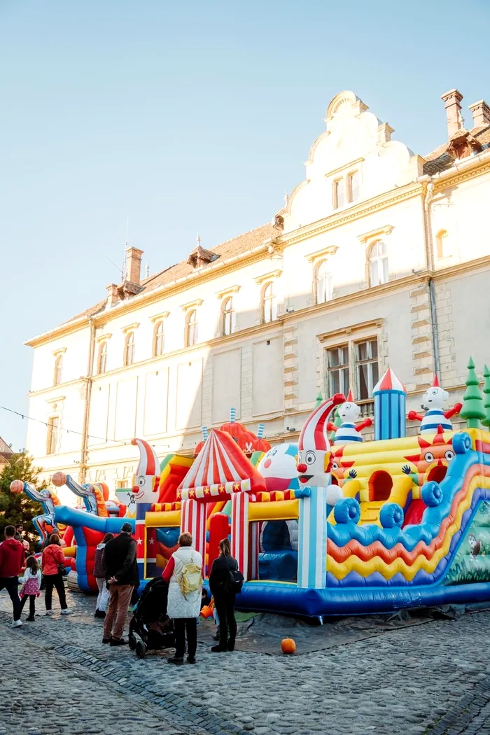 Cetatea Medievală Sighişoara, ultima locuită permanent din Europa, se pregătește să își deschidă porţile pentru mii de turişti, invitaţi să participe la prima ediție a festivalului „Carnaval în cetate”