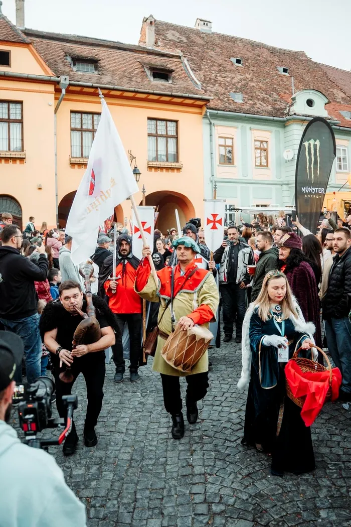 Cetatea Medievală Sighişoara, ultima locuită permanent din Europa, se pregătește să își deschidă porţile pentru mii de turişti, invitaţi să participe la prima ediție a festivalului „Carnaval în cetate”
