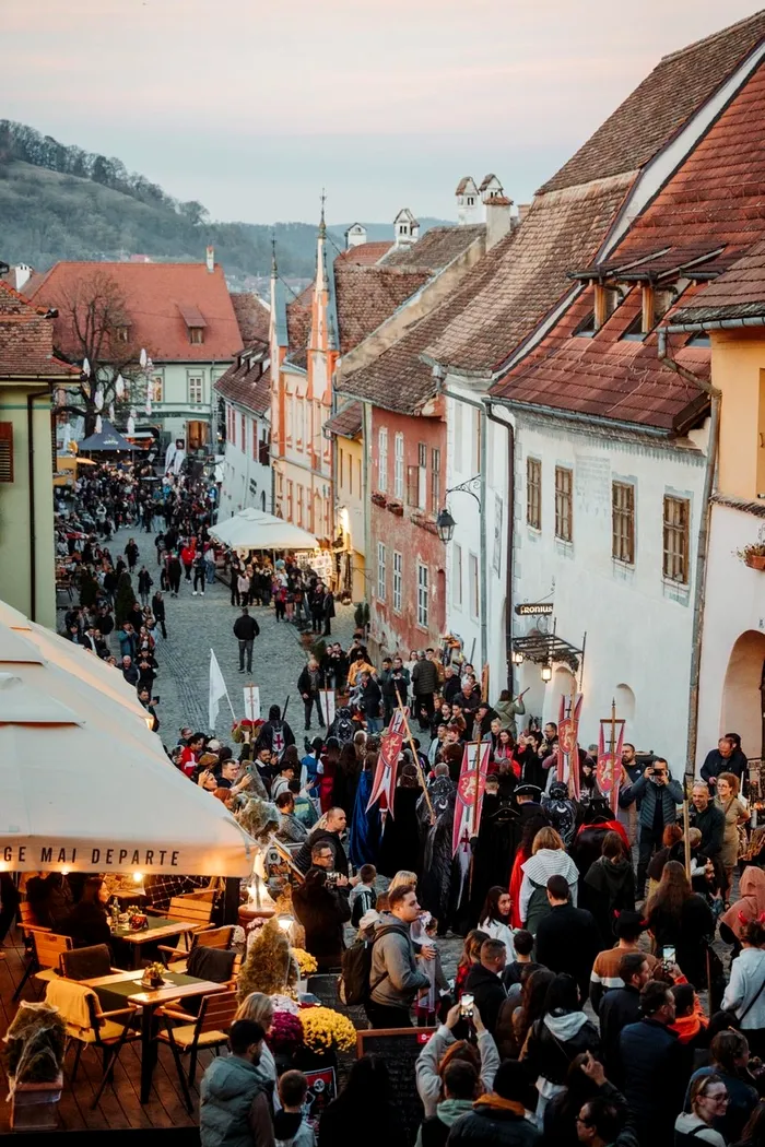 Cetatea Medievală Sighişoara, ultima locuită permanent din Europa, se pregătește să își deschidă porţile pentru mii de turişti, invitaţi să participe la prima ediție a festivalului „Carnaval în cetate”