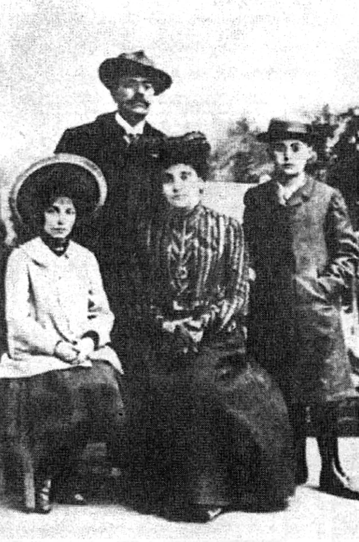 Ion Luca Caragiale alaturi de sotia Alexandrina si copiii lor, Ecaterina si Luca