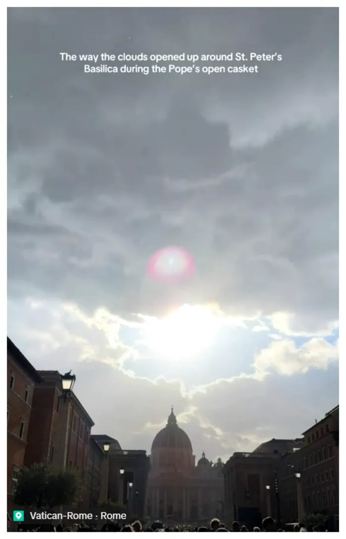 Semnul divin din timpul înmormântării Papei Francisc