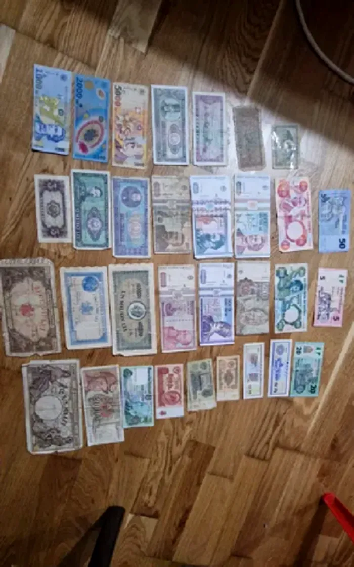 Cele aproximativ 33 de bancnote scoase la vanzare