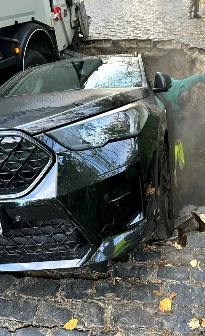 Cartierul din București unde străzile s-au surpat și au ”înghițit” mașinile. Localnicii apelează la ajutorul oficialilor