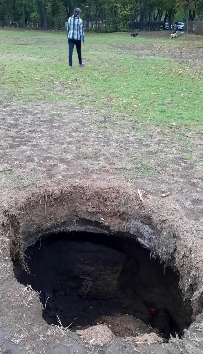 Monument funerar descoperit în mijlocul unui cartier, după ploile puternice. Cine a murit aici, de fapt