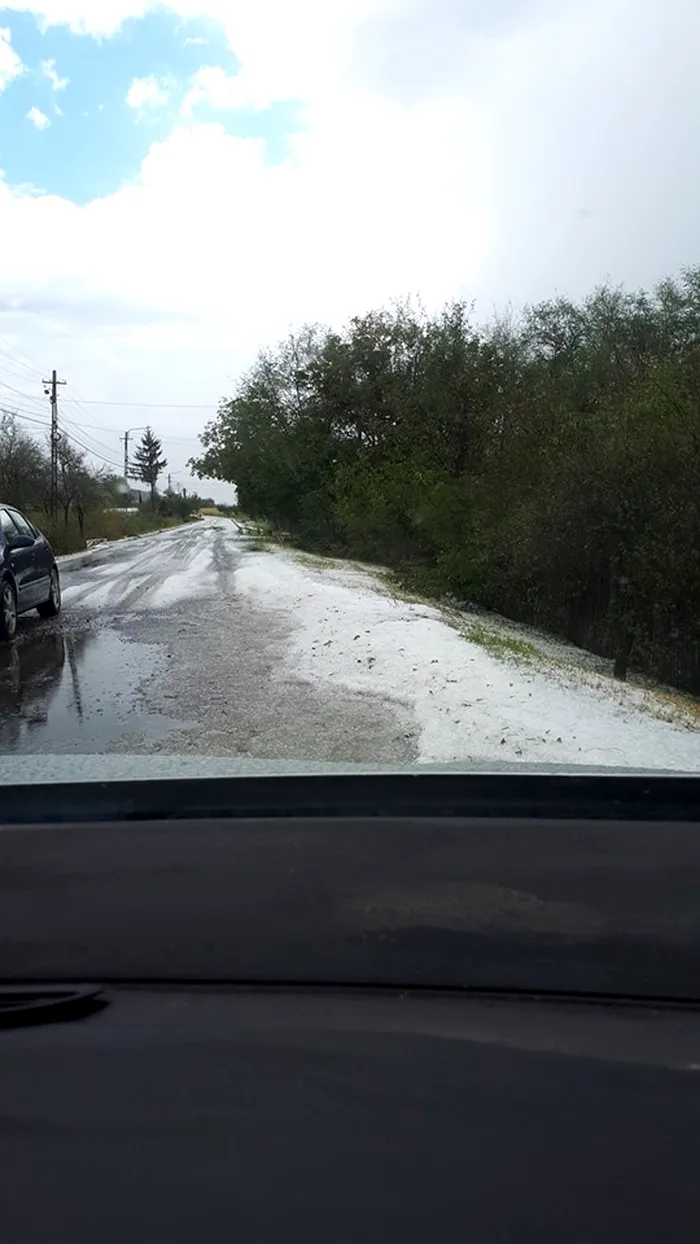 Grindină în Argeș, în una august. Localnicii au fost uimiți de fenomenul extrem 
