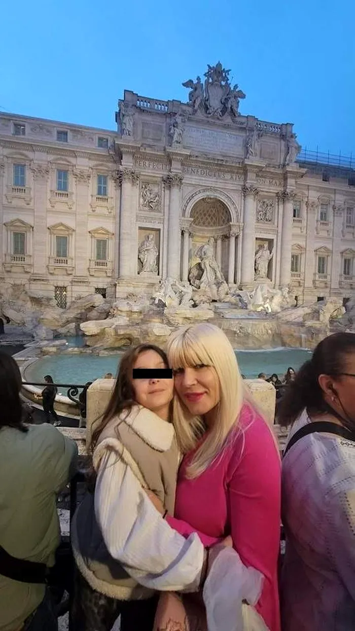 Elena Udrea, alături de fetița ei, în Roma