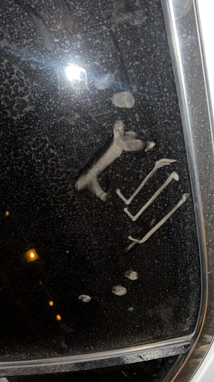 Trei bife au apărut peste noapte pe geamul mașinii (Foto: Reddit)