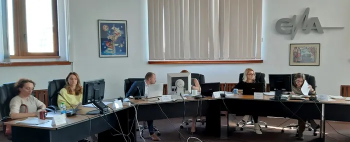 Membri ai CNA, întruniți în cadrul unei ședințe.