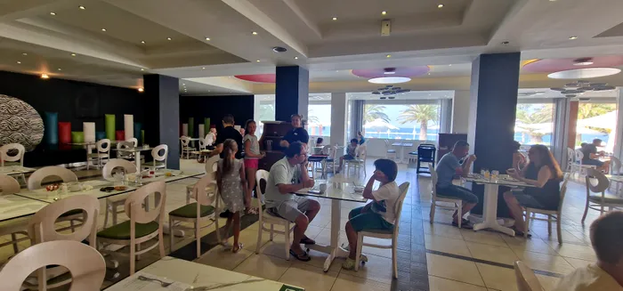 Mulți români se cazează aici an de an, mulțumiți de serviciile grecilor