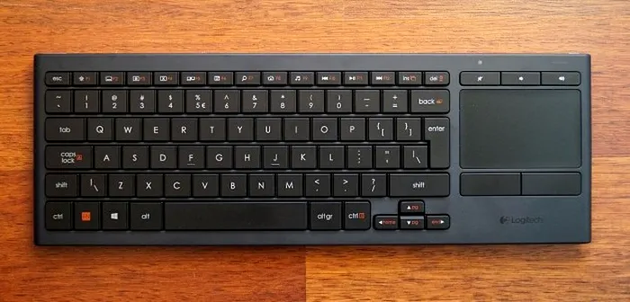 Logitech K830 - Și sufrageria are nevoie de o tastatură [REVIEW]