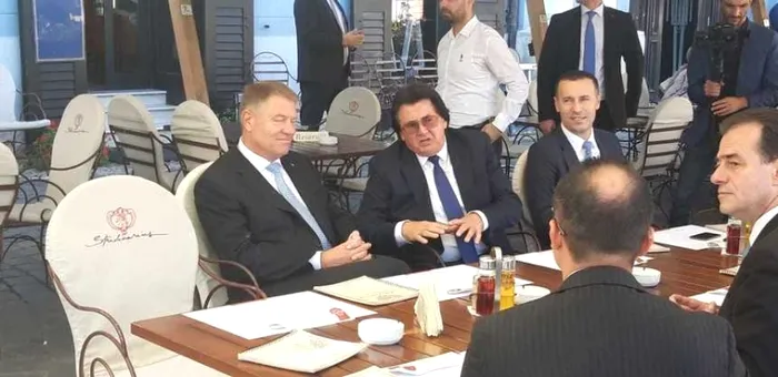 Klaus Iohannis a ieşit în oraş cu liderii PNL. Cum a fost surprins preşedintele în centrul Timişoarei. FOTO