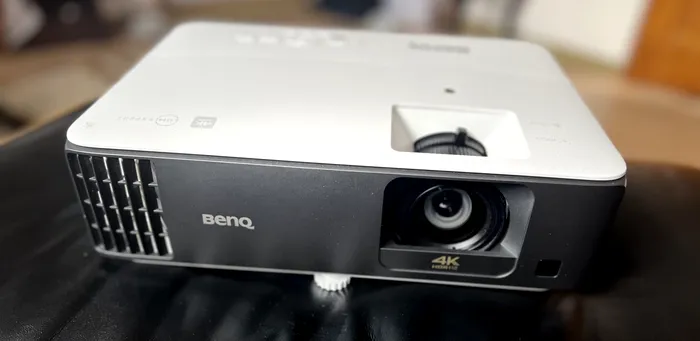 Benq TK700STi 4K HDR - partea frontală