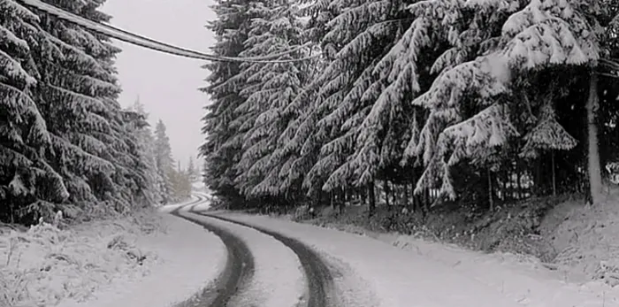 Şoseaua din România care se transformă în coşmarul şoferilor iarna. Peisajul este rupt din Rai, dar serpentinele periculoase îţi dau emoţii