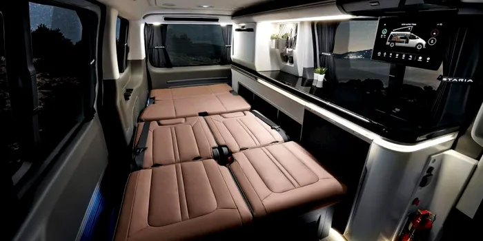 Două persoane dorm liniște în Hyundai EV Camper deschisă complet