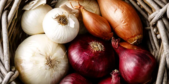 Nu mai depozita ceapa si usturoiul asa. De asta mucegaiesc repede, cum sa reziste de doua ori mai mult