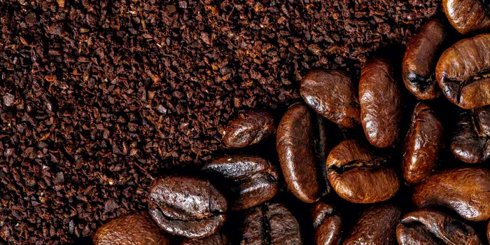 De ce să arzi 5 boabe de cafea în bucătărie. Trucul secret care te salvează la curățenie