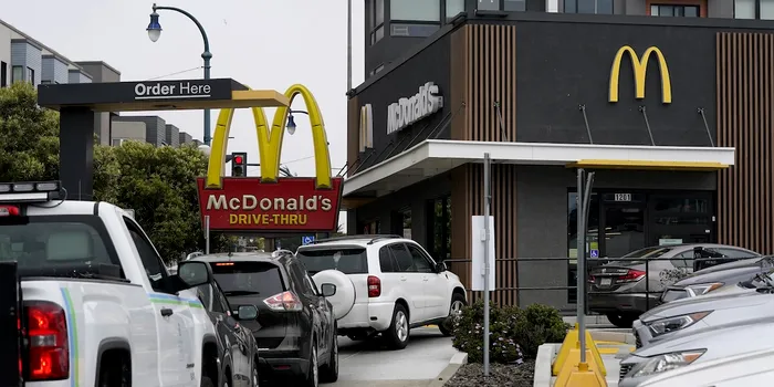 Clientilor Mc Donald's nu le-a venit sa creada ce au primit cand au comandat cu ajutorul AI. Compania a renuntat imediat la inteligenta artificiala