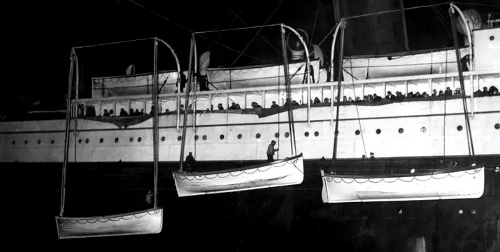 Bărcile de salvare de pe ”Titanic” sunt urcate pe ”Carpathia”. Foto arhivă