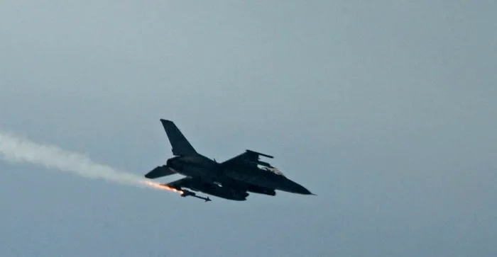 Un avion de luptă F-16 care lansează o rachetă AIM-9X Sidewinder (Foto: Profimedia)