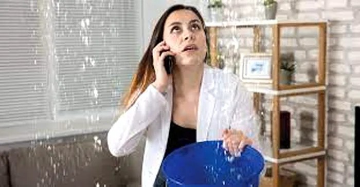 Stai la bloc si te-a inundat vecinul de sus Cine trebuie sa plateasca pagubele, cum procedezi daca ai asigurare pentru apartament